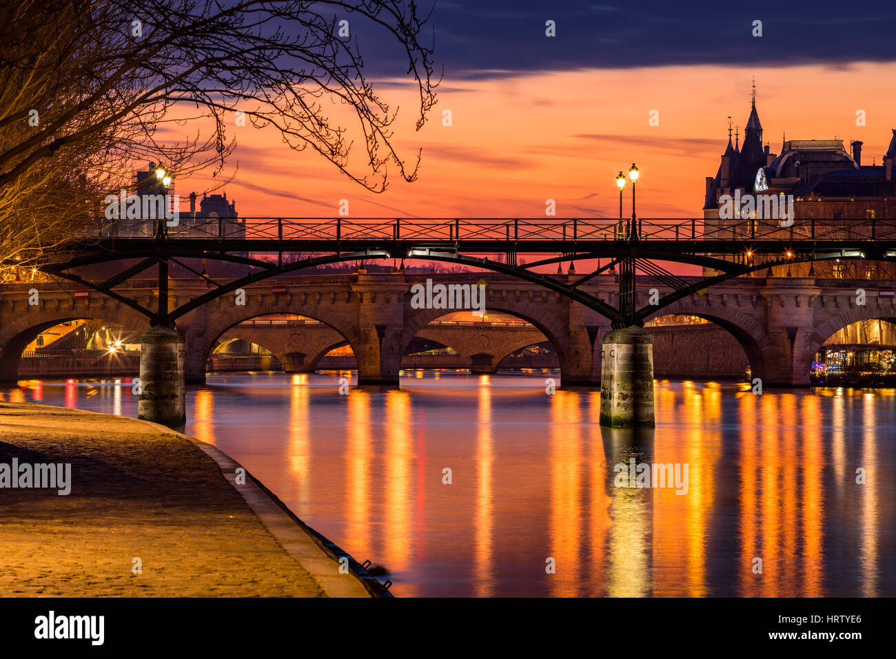 Sonnenaufgang am Seineufer, Teich des Arts und Teich Neuf im 1. Arrondissement von Paris (Ile De La Cité), Frankreich Stockfoto