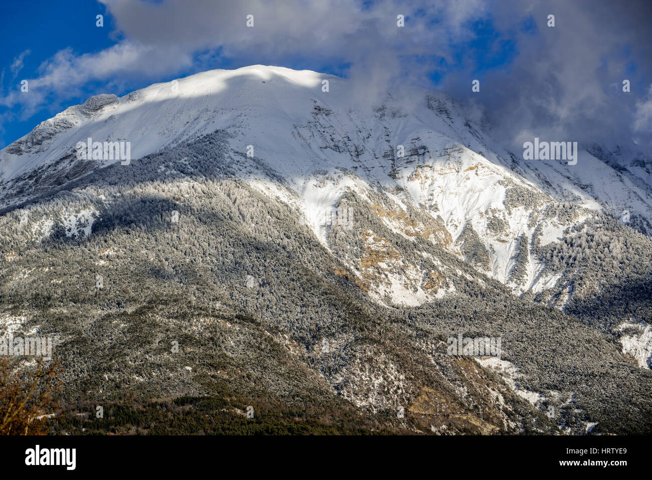Die Berg-Gipfel von Les Croix tragen in Schnee und Frost im Winter. Saint Andre d'Embrun, Hautes-Alpes, Französische Alpen, Frankreich Stockfoto