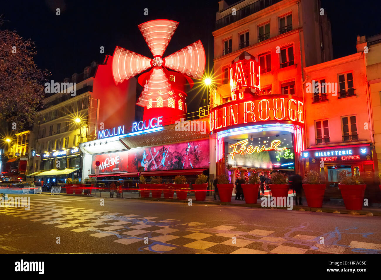 Paris, Frankreich - 28. Dezember 2016: Das malerische berühmten Kabarett Moulin Rouge liegt in der Nähe Montmartre in Paris Rotlichtviertel von Pigalle Stockfoto