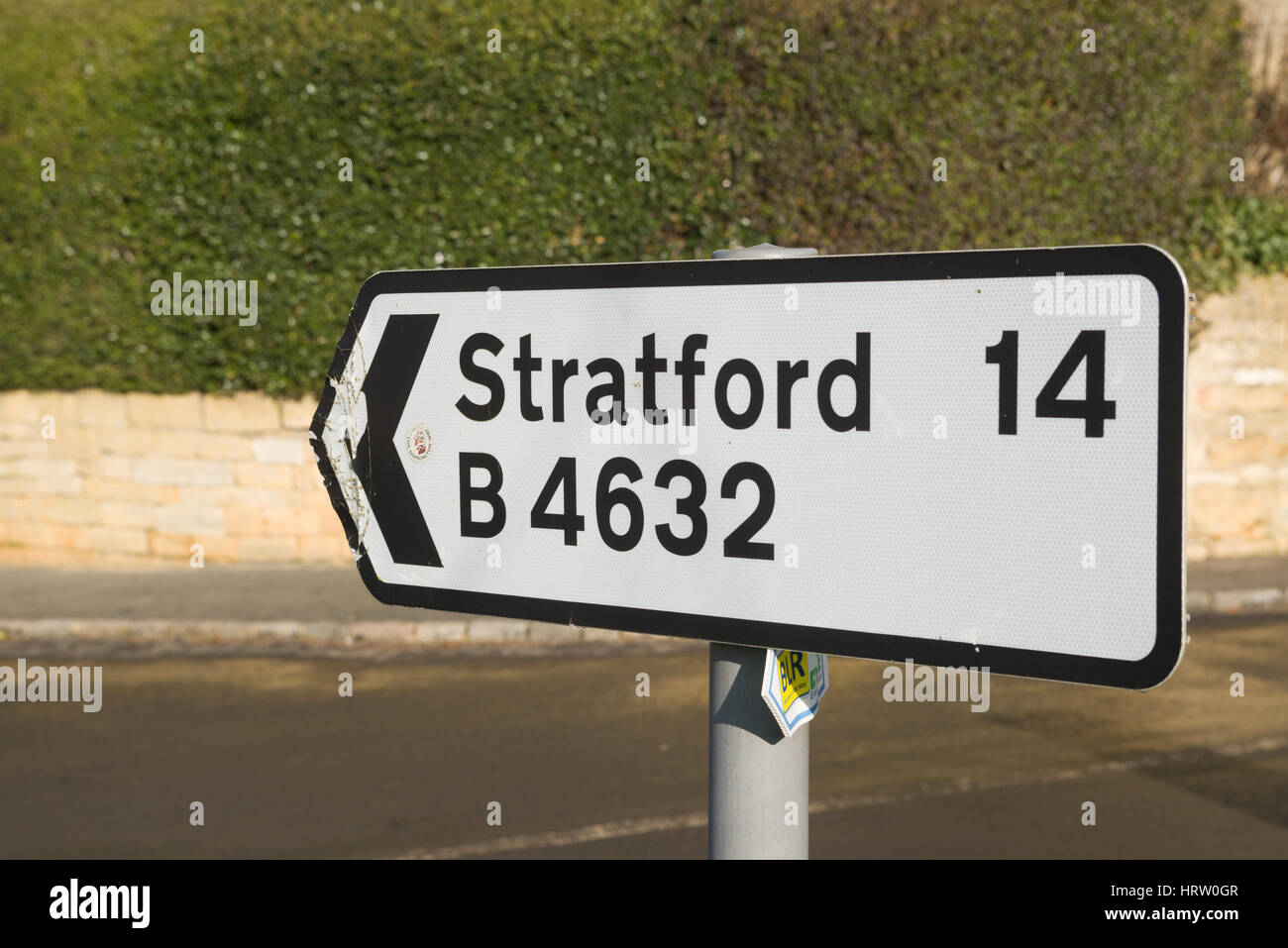 Ein Zeichen markieren Stratford-upon-Avon als vierzehn Meilen entfernt, Willersey, Gloucestershire, England, Vereinigtes Königreich Stockfoto