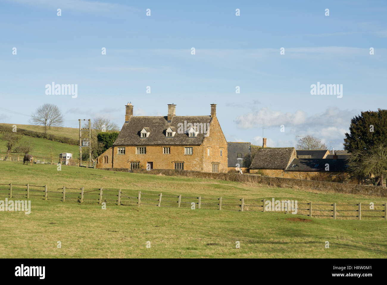 Ein Bauernhaus mit Ackerland in Front, Barford St. John, Oxfordshire, England, UK Stockfoto
