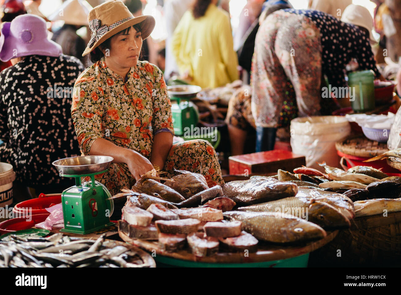 Nha Trang, VIETNAM - ca. März 2015 - nicht identifizierte Meeresfrüchte und Fischverkäufer bei Fisch Markt Xom moi Stockfoto