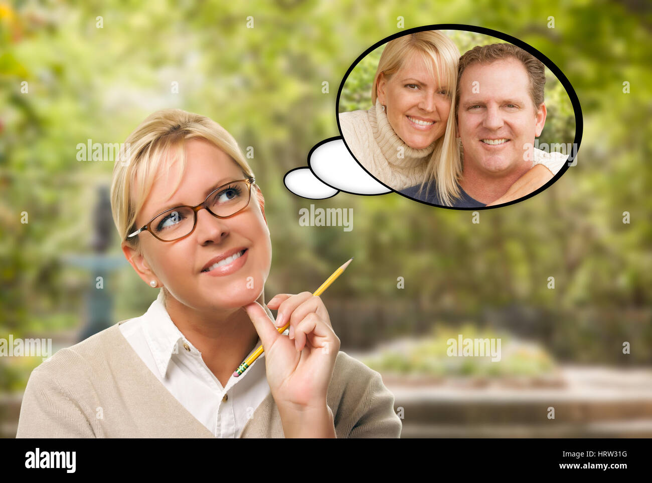 Nachdenkliche junge Frau mit sich selbst und Mann in der Sprechblase. Stockfoto