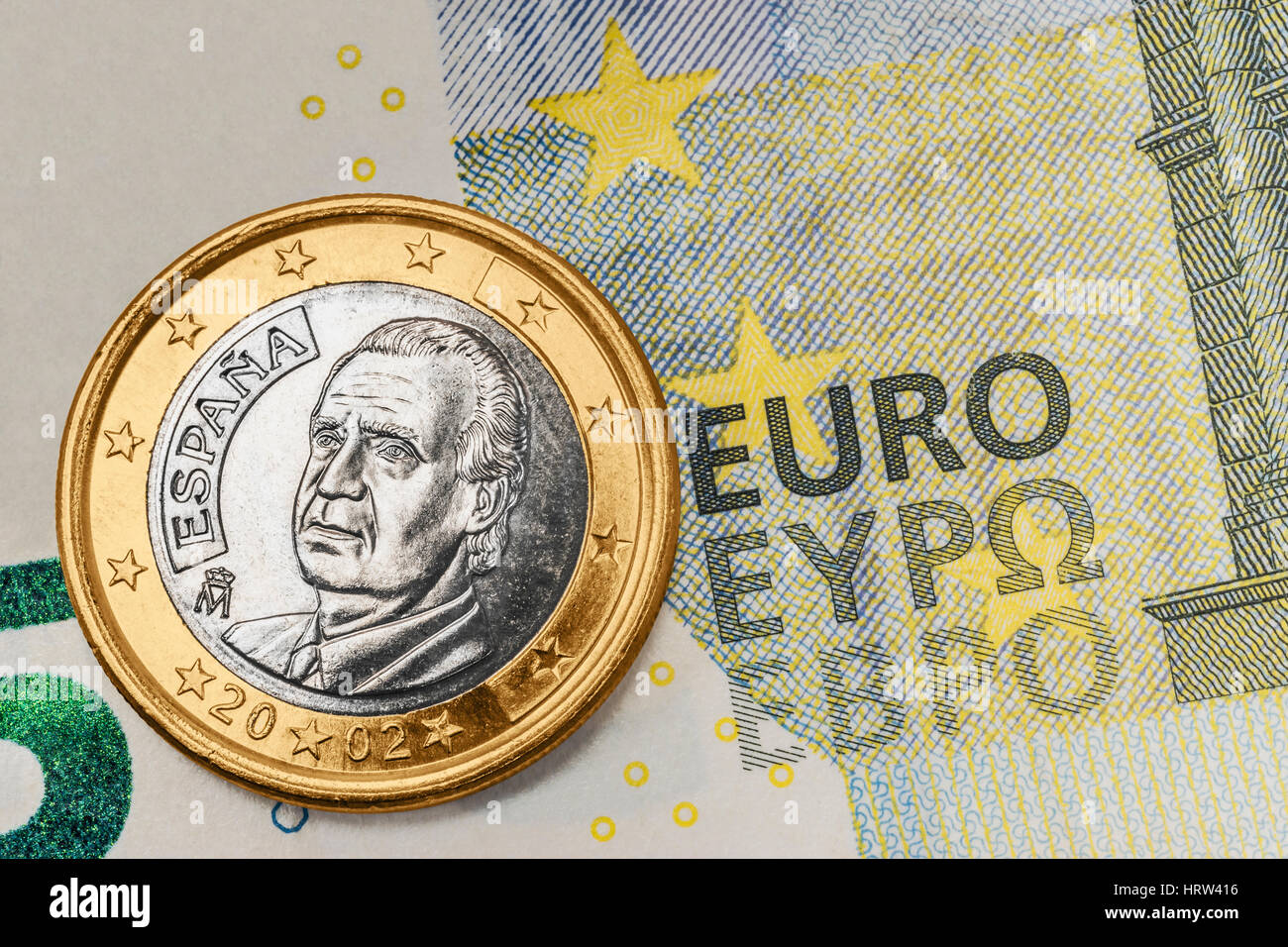 eine 1-Euro-Münze aus Spanien auf einer 5 Euro-banknote Stockfoto