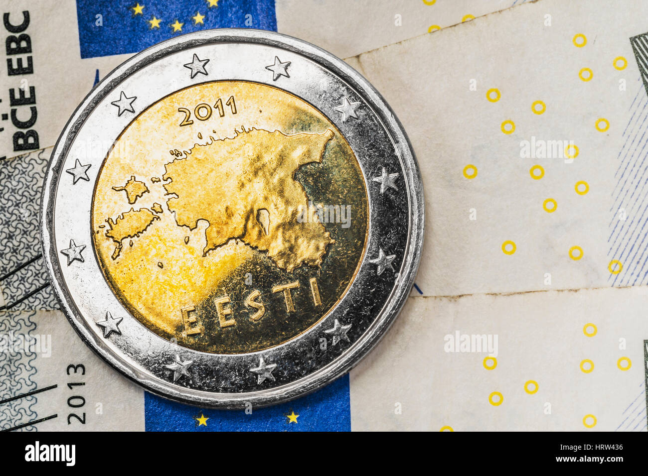 eine 2-Euro-Münze aus Estland auf Euro-Banknoten Stockfoto