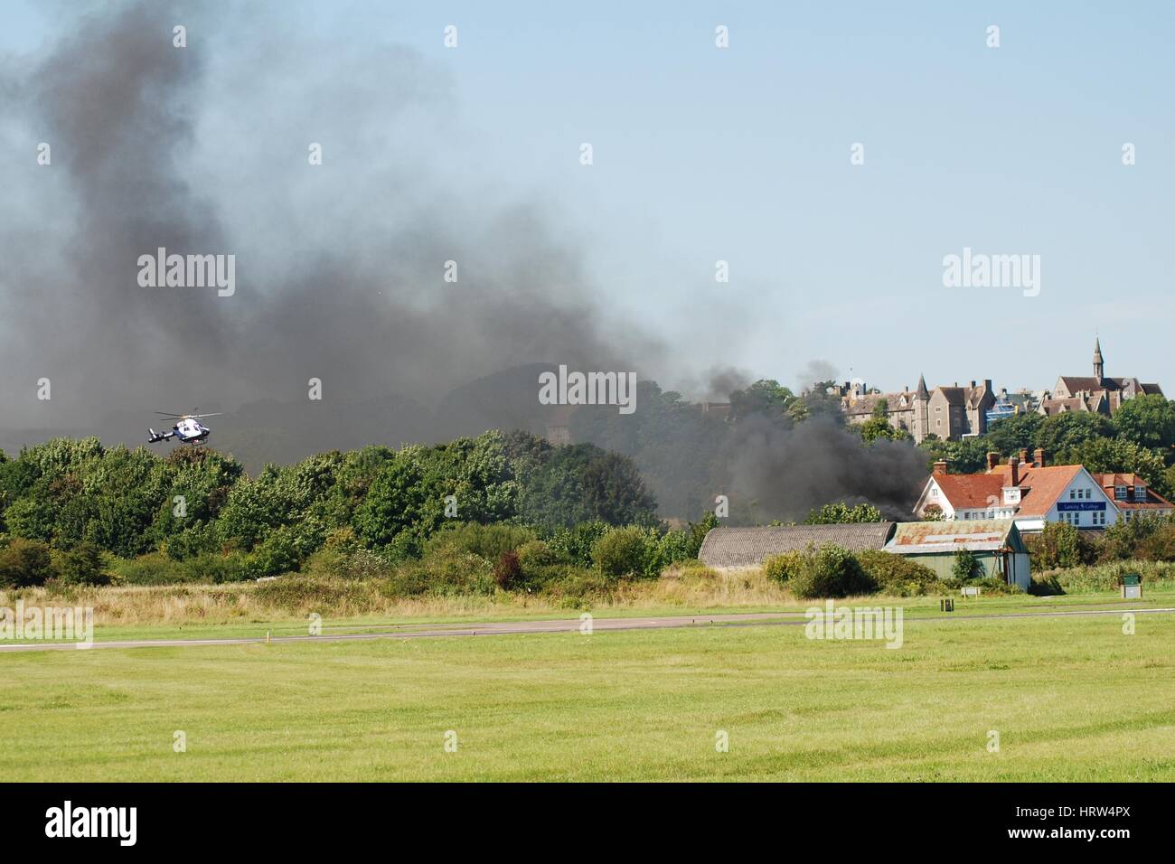 Die Kent und Sussex Air Ambulance Landung nach dem tödlichen Absturz einer Hawker Hunter Kampfjets auf der Shoreham Airshow am 22. August 2015. Stockfoto