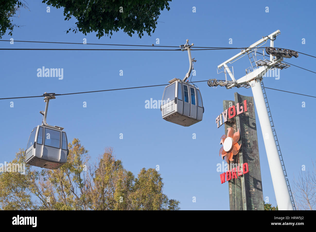 Zwei Benalmádena Seilbahnen am Tivoli World, Spanien, Europa Stockfoto