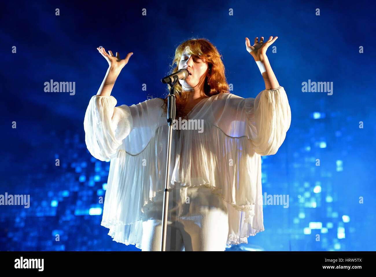 BENICASSIM, Spanien - 16 JUL: Florenz und die Maschine (pop-Band) im Konzert am FIB Festival am 16. Juli 2015 in Benicassim, Spanien. Stockfoto