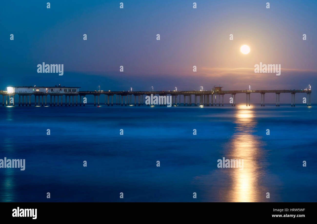 Die Mond-Einstellung über den Ocean Beach Pier in den frühen Morgenstunden. San Diego, Kalifornien. Stockfoto