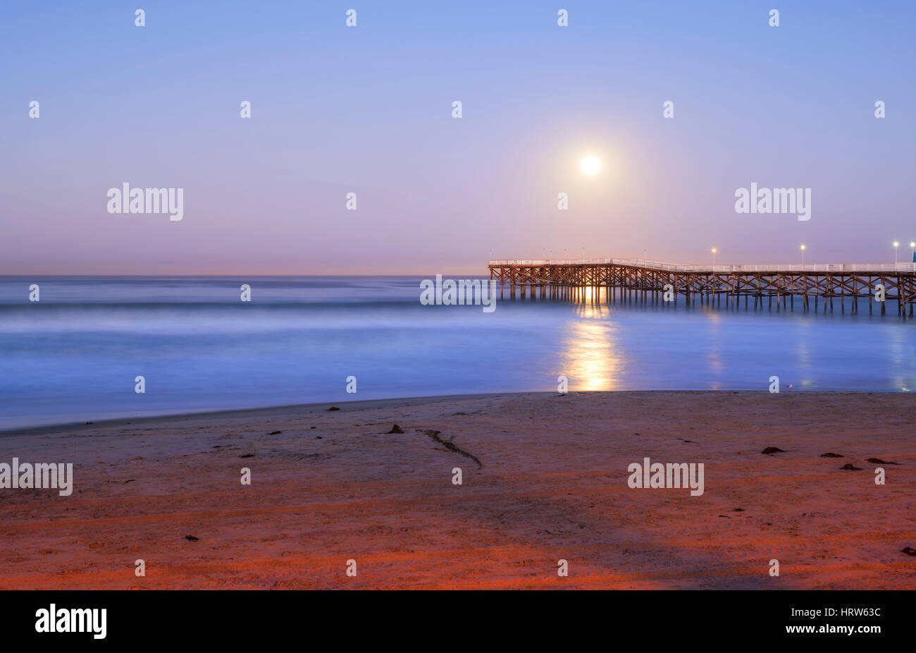 Die Mond-Einstellung über die Crystal Pier in den frühen Morgenstunden. San Diego, Kalifornien. Stockfoto