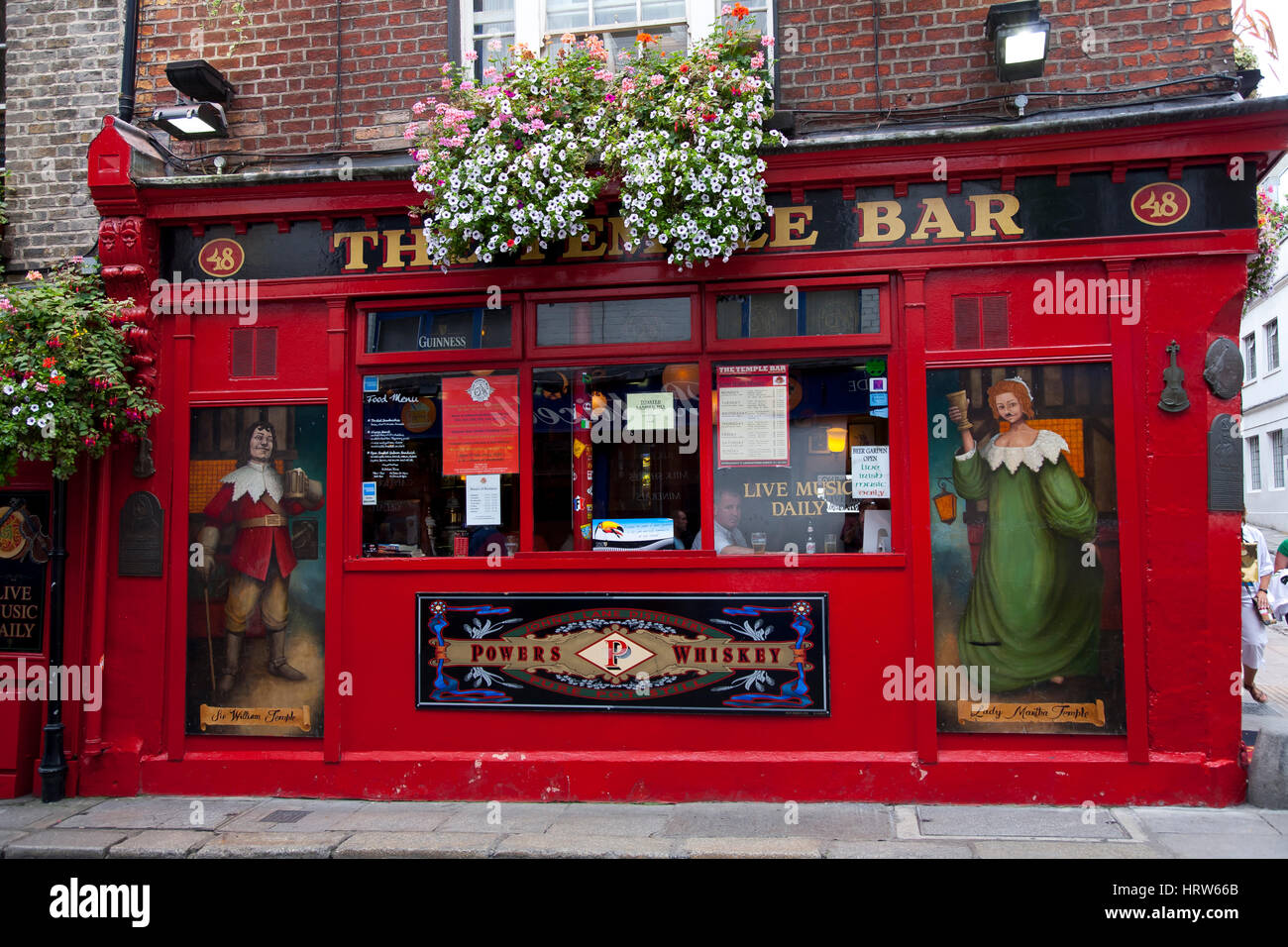 Straße und Pub in Temple Bar. Dublin. Irland. Europa. Stockfoto