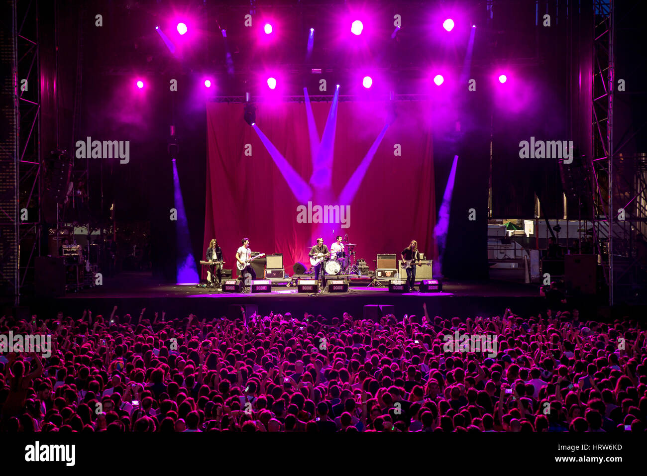 MADRID - SEP 12: Menge in einem Konzert am Dcode Festival am 12. September 2015 in Madrid, Spanien. Stockfoto