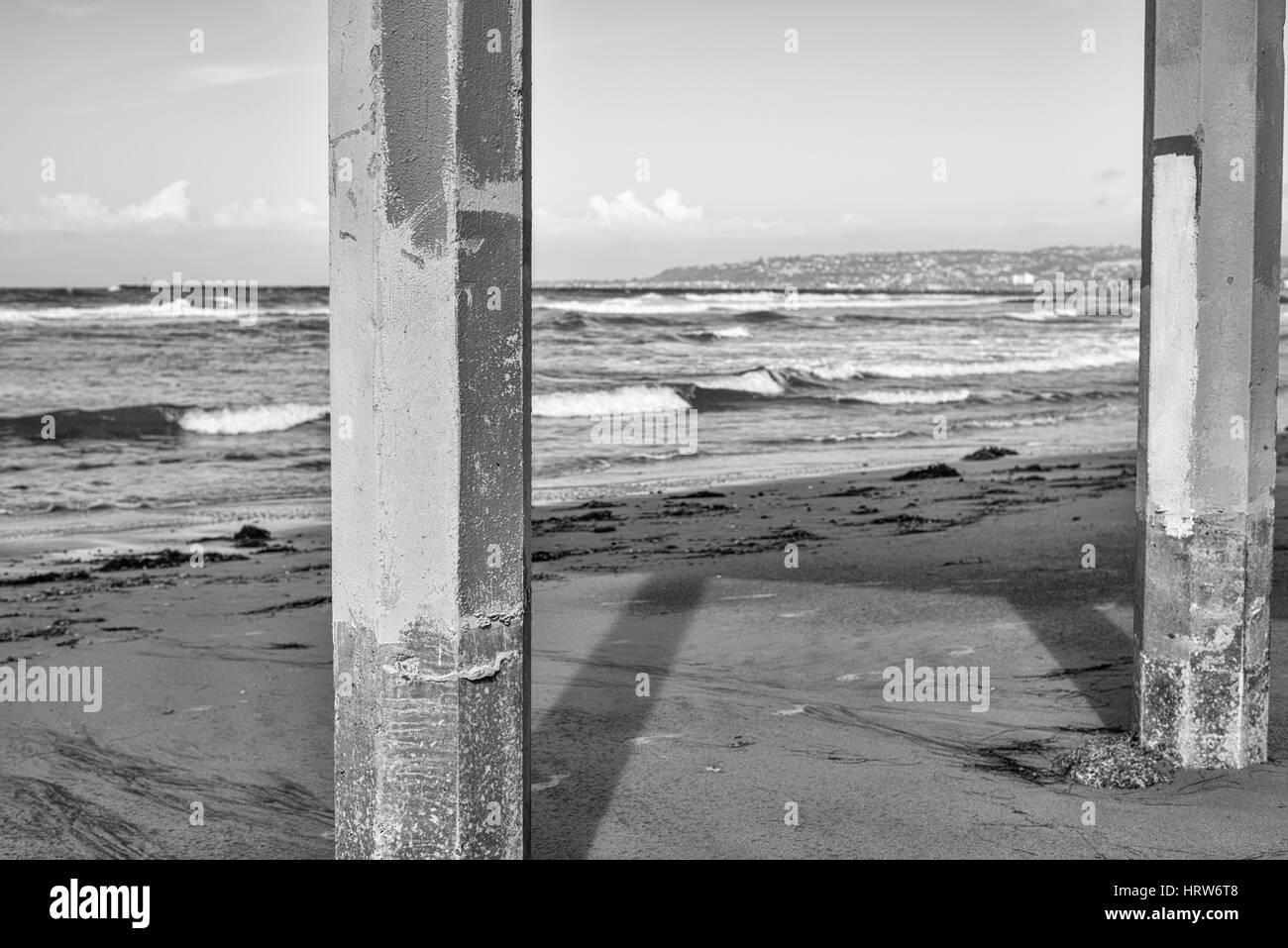 Betonpfeiler Pilings wirft einen Schatten auf den Strand.  Ocean Beach Pier, San Diego, Kalifornien. Stockfoto