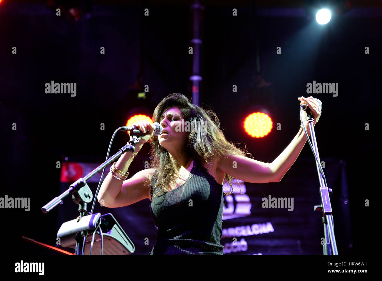 BARCELONA - SEP 19: Yasmine Hamdan (Band) in Konzert am BAM Festival am 19. September 2015 in Barcelona, Spanien. Stockfoto