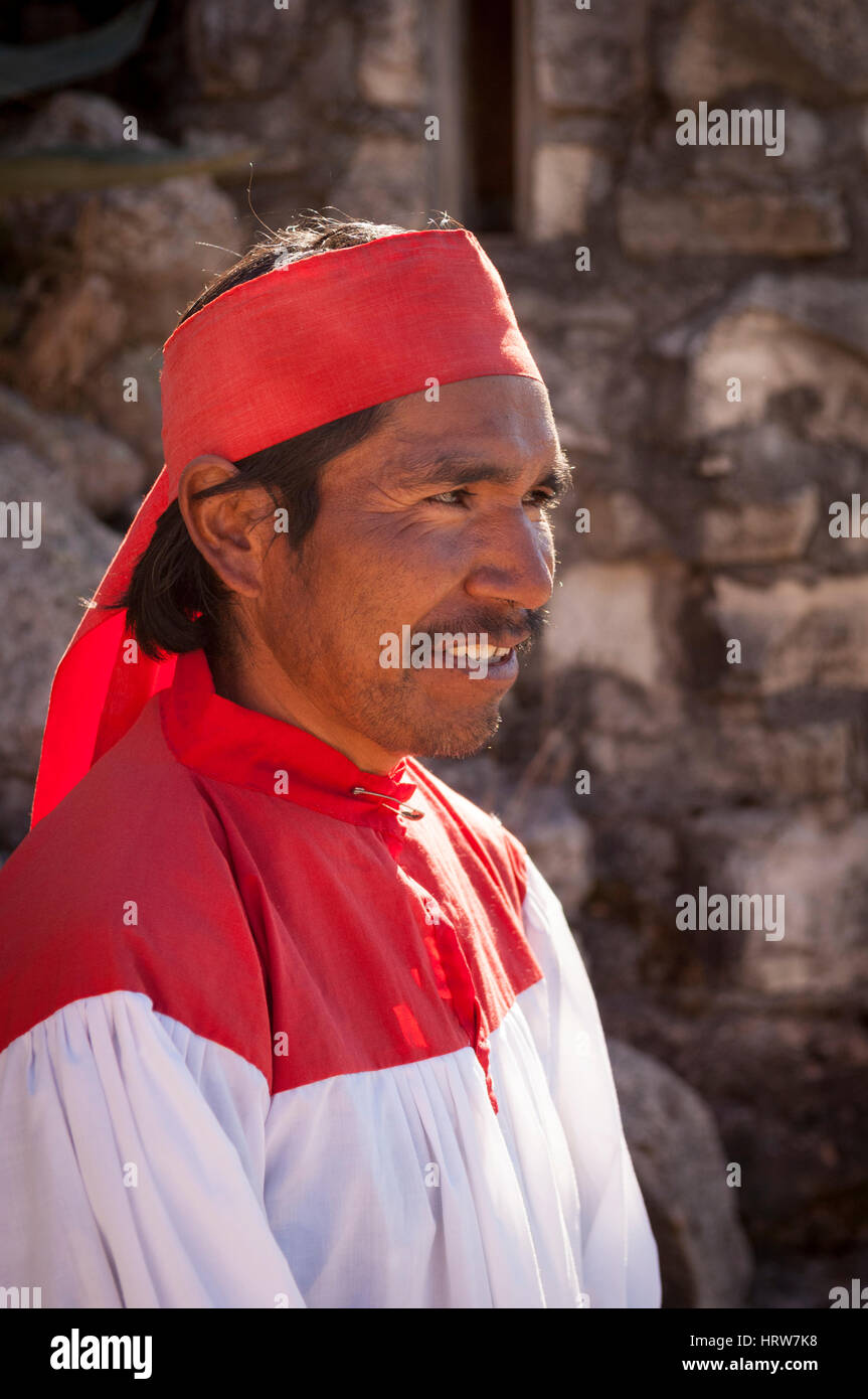 Tarahumara Mann in traditioneller Kleidung; Copper Canyon, Mexiko. Stockfoto