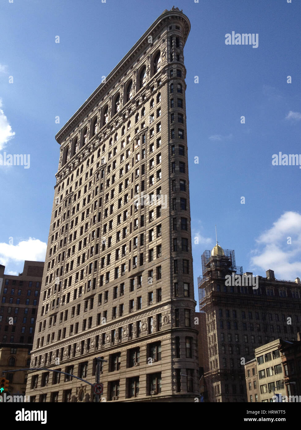 25. Februar 2013 - New York City: Flat Iron Building in Manhattan New York City an einem sonnigen Tag / in voller Länge des legendären Art-Déco-Wolkenkratzer in New York. Stockfoto