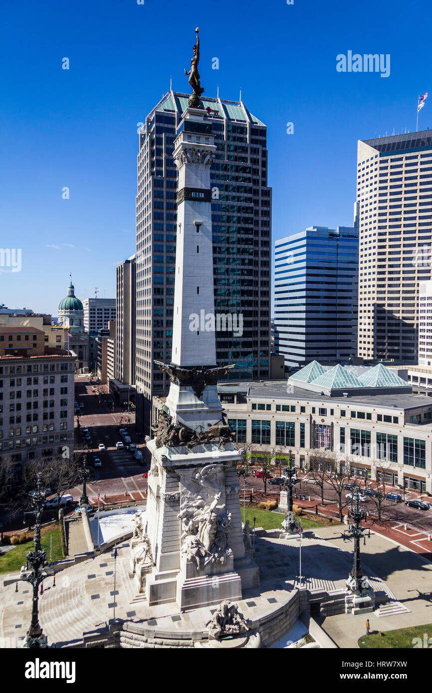 Indianapolis - ca. März 2017: Indianapolis Downtown Skyline von Monument Circle an einem sonnigen Tag V Stockfoto