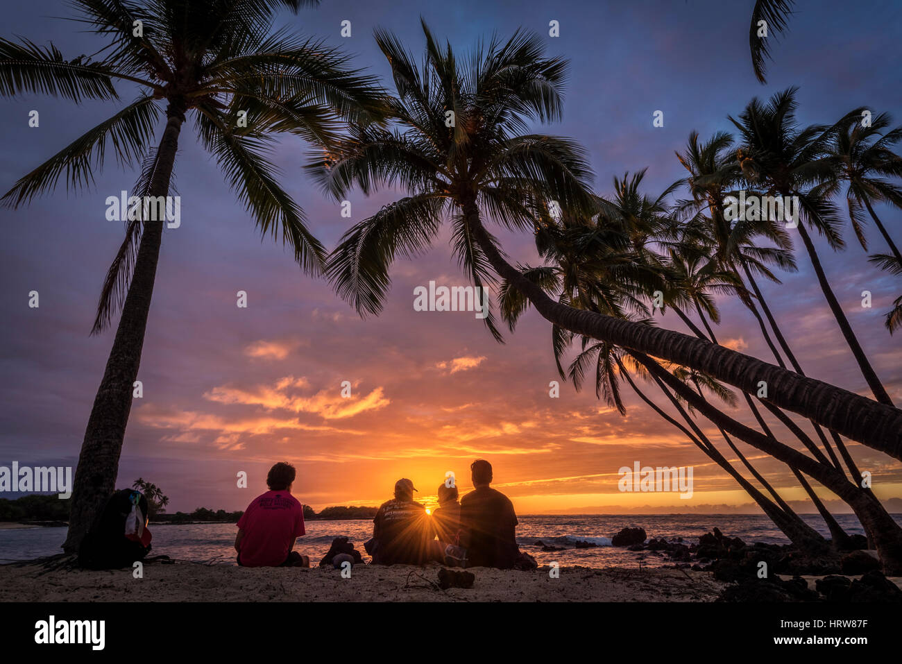 Sonnenuntergang und Kokosnuss Palmen Bäume im Makalawena Beach, Kekaha Kai State Park, Big Island von Hawaii Kona-Kohala Coast. Stockfoto