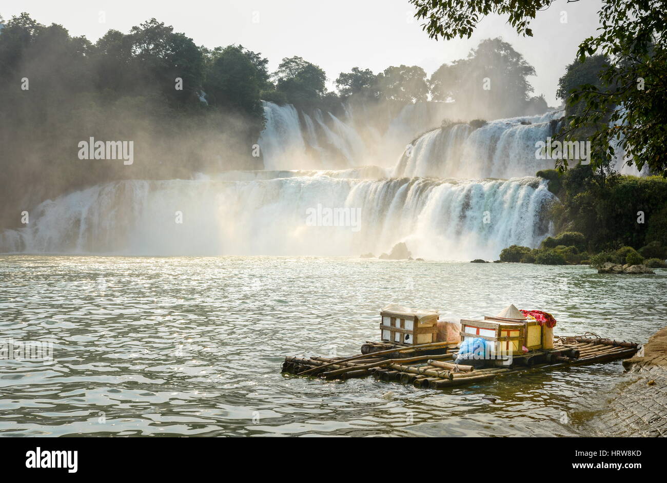 Blick auf Detian Wasserfälle mit Bambus-Floß auf dem Wasser in China Stockfoto