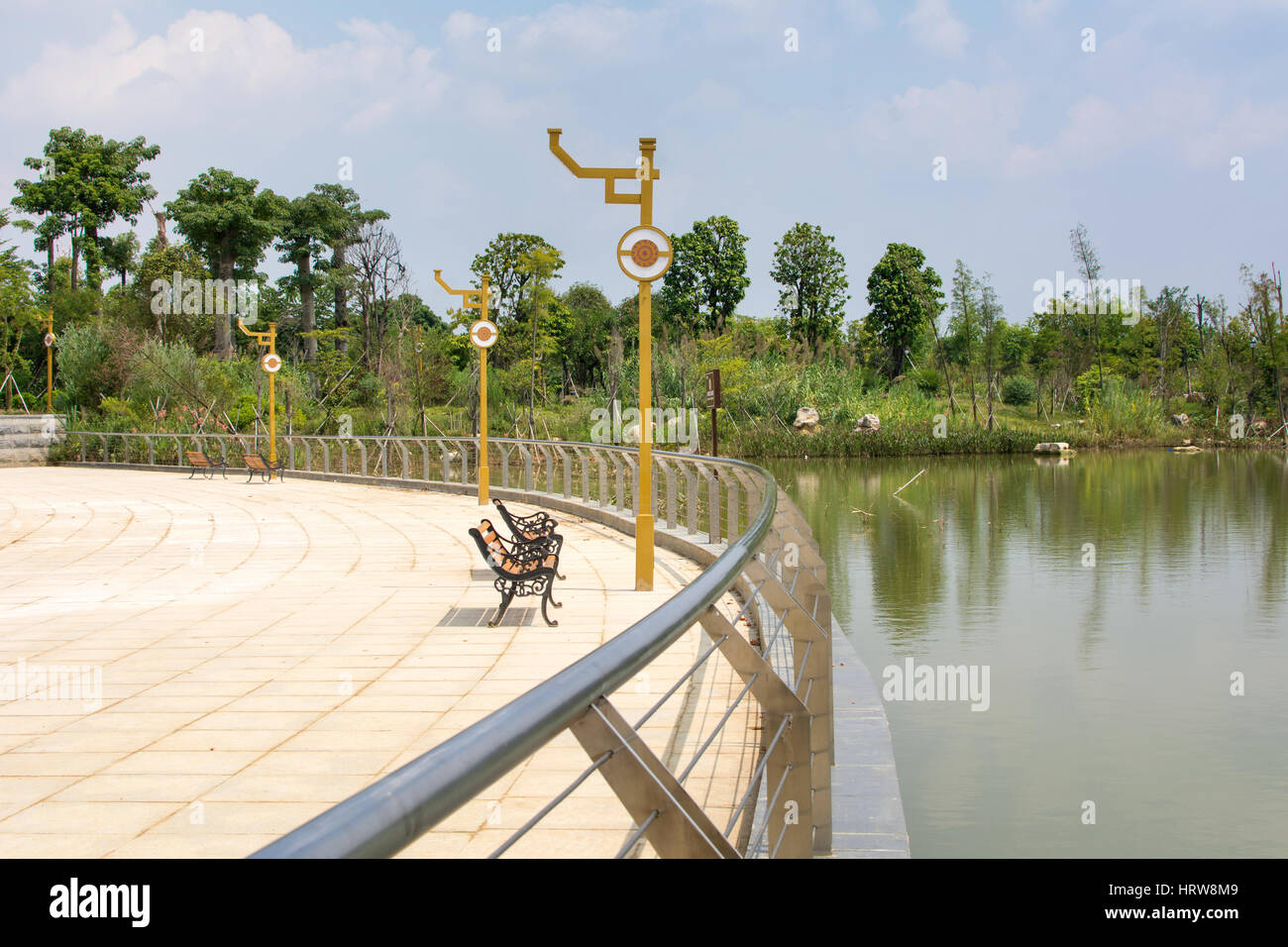 Friedliche chinesische Park mit Blick auf den See Tag Stockfoto