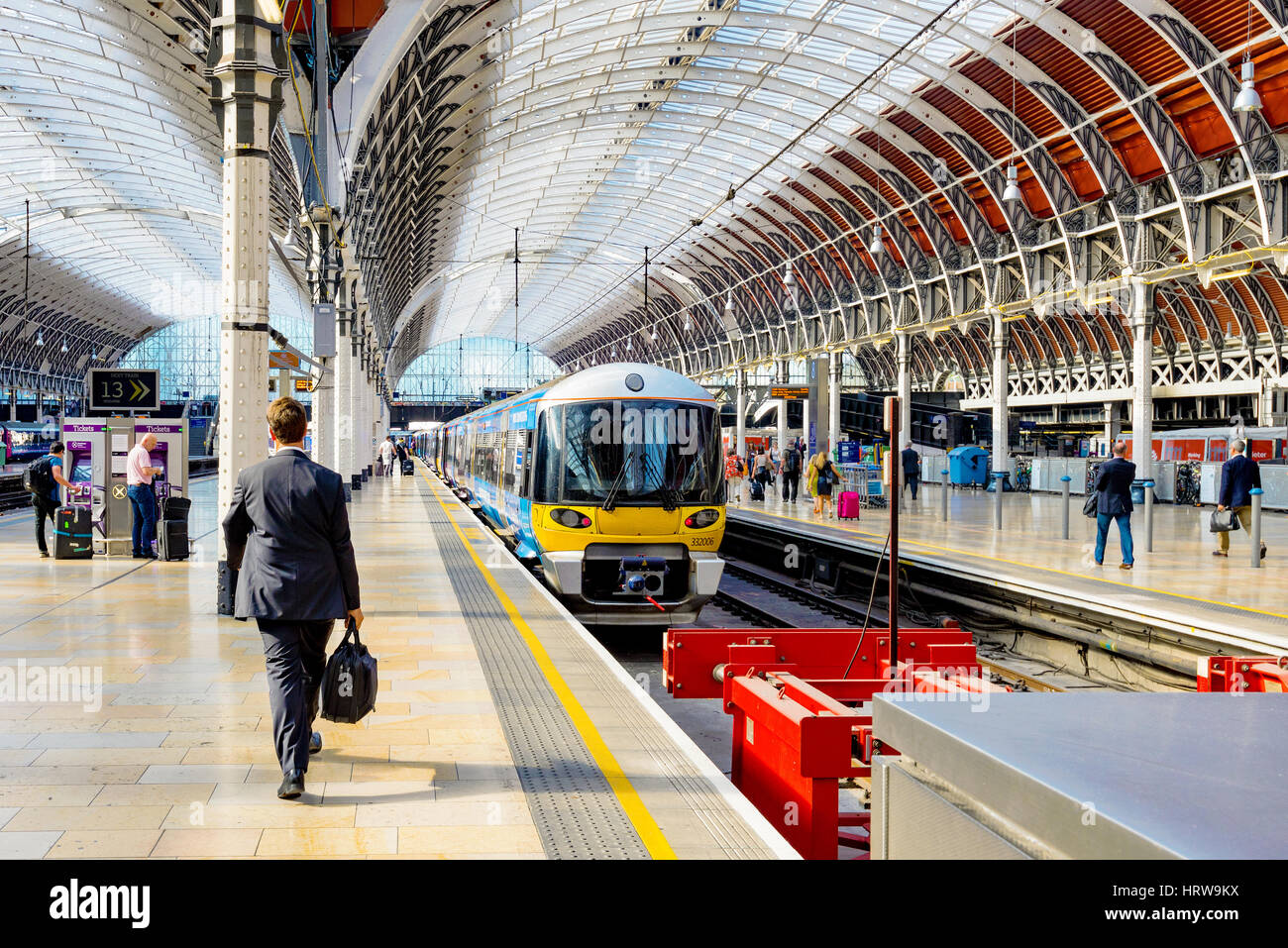 LONDON - SEPTEMBER 08: Dies ist Paddington Bahnhof Bahnsteig mit einem Mann zu Fuß in Richtung ein Zug, der darauf wartet, zu verlassen und andere Menschen in der Stockfoto