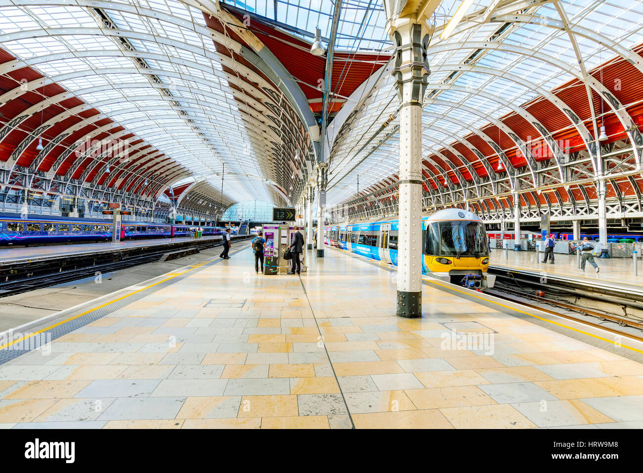 LONDON - SEPTEMBER 08: Dies ist die Innenarchitektur der Paddington Station einen berühmten Bahnhof im Zentrum von London 8. September 2016 in Londo Stockfoto