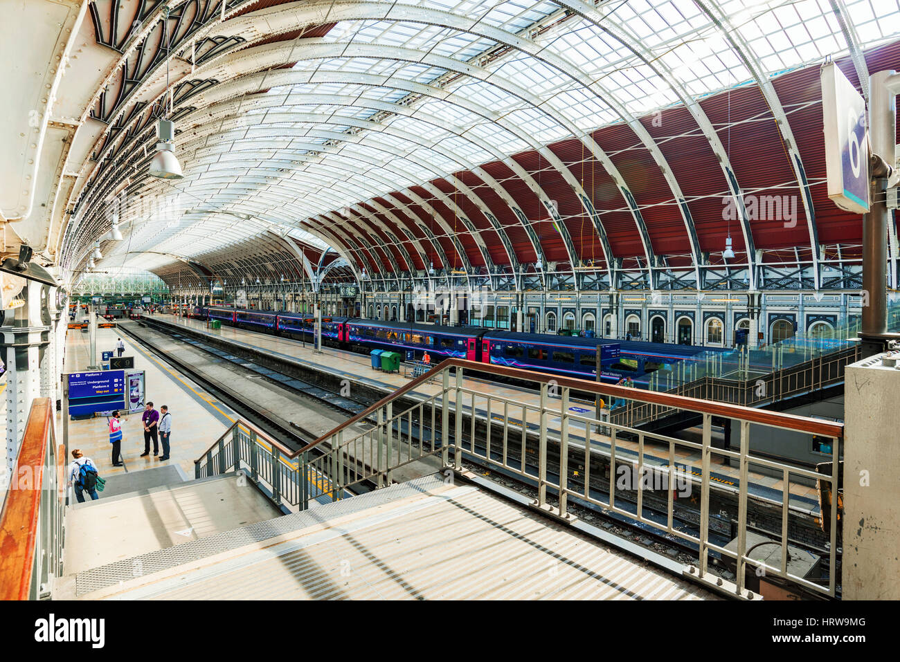 LONDON - SEPTEMBER 08: Dies ist die Innenarchitektur der Paddington Station aus die Treppe wo Sie in der Lage sind zu sehen, einen Blick auf die gesamte Station S Stockfoto
