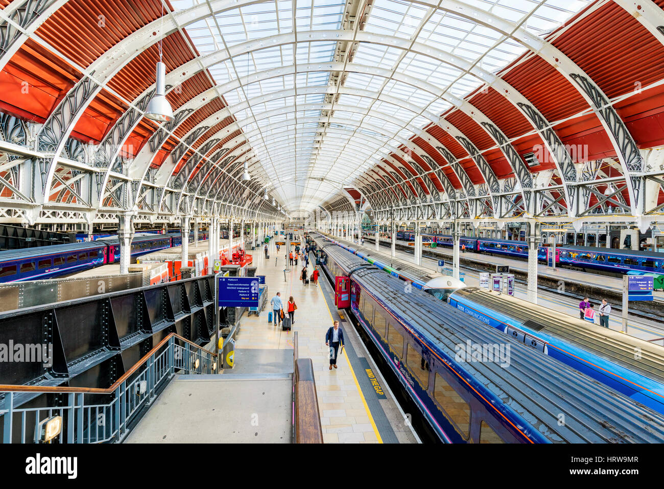 LONDON - SEPTEMBER 08: Ansicht von Paddington Station traditionelle Architektur mit Züge warten auf Passagiere an Bord auf 8. September 2016 in London Stockfoto