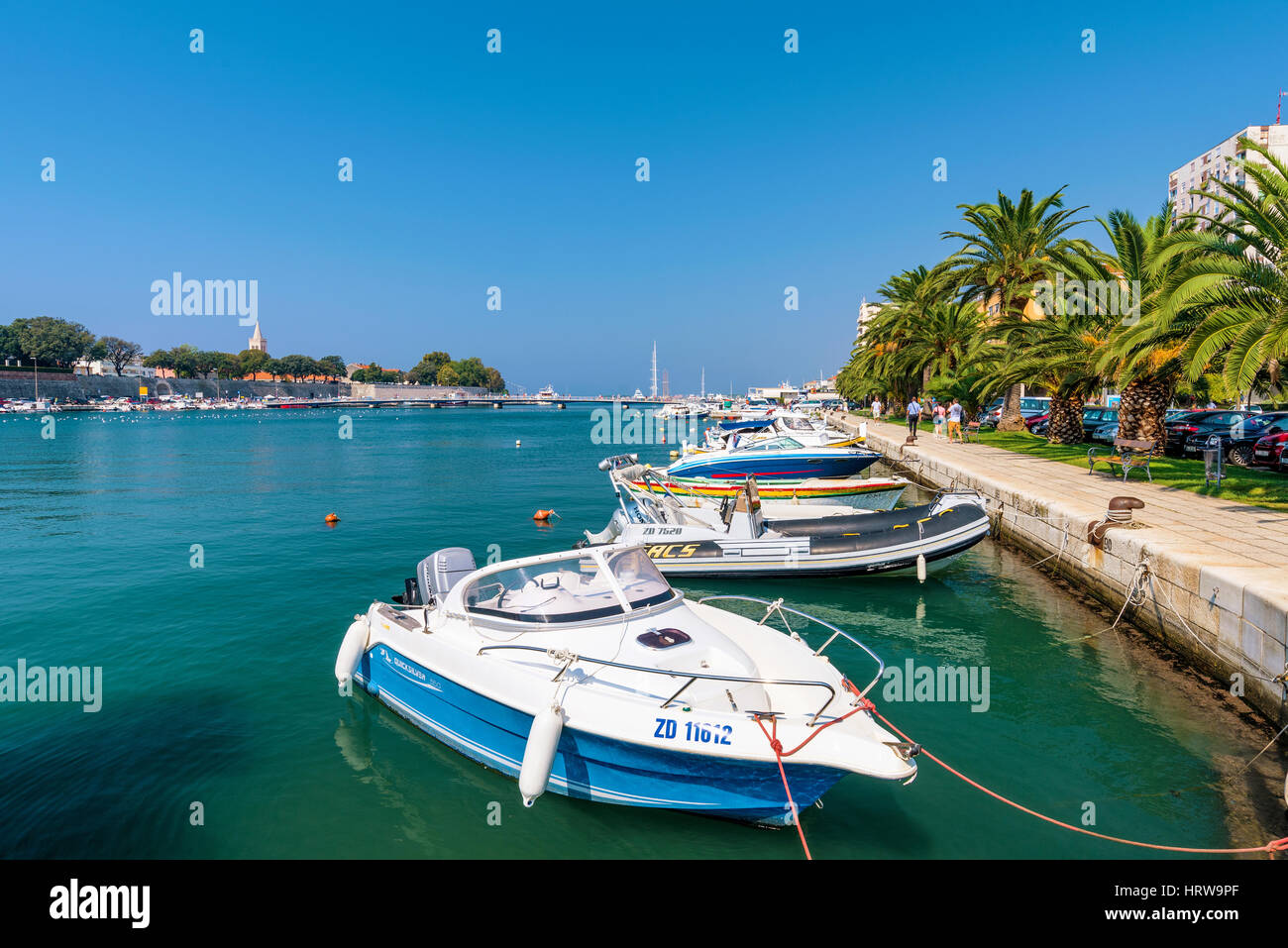 ZADAR, Kroatien - 14.September: Hafen in der Innenstadt von Zadar mit Palmen und Wanderweg an einem heißen sonnigen Tag am 14. September 2016 in Zadar Stockfoto