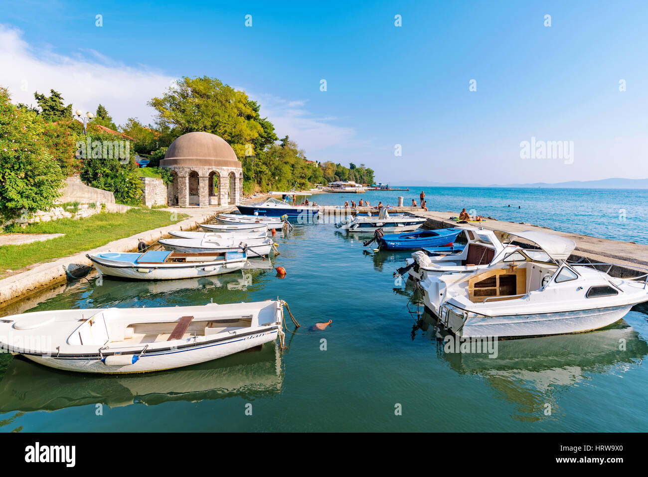ZADAR, Kroatien - 14.September: Hafen mit Booten und Pier im Hintergrund wo Leute, Rlelax gekommen und Schwimmen an einem heißen sonnigen Tag im September Stockfoto