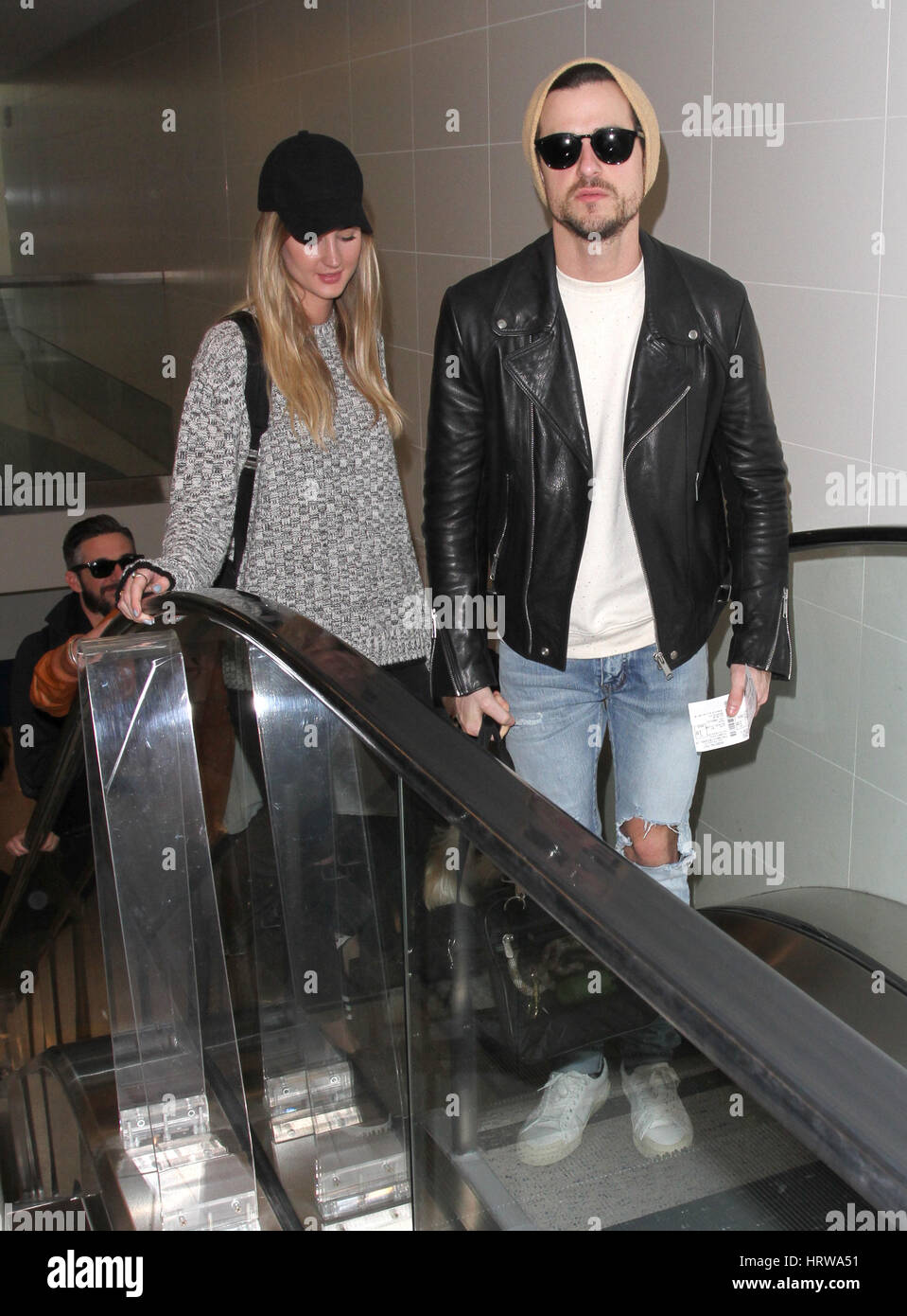 Kings of Leon Brüder Caleb Followill und Jared Followill Ankunft am internationalen Flughafen Los Angeles (LAX) Flughafen Featuring: Jared Followill, Martha Patterson wo: Los Angeles, California, Vereinigte Staaten von Amerika bei: 31. Januar 2017 Stockfoto