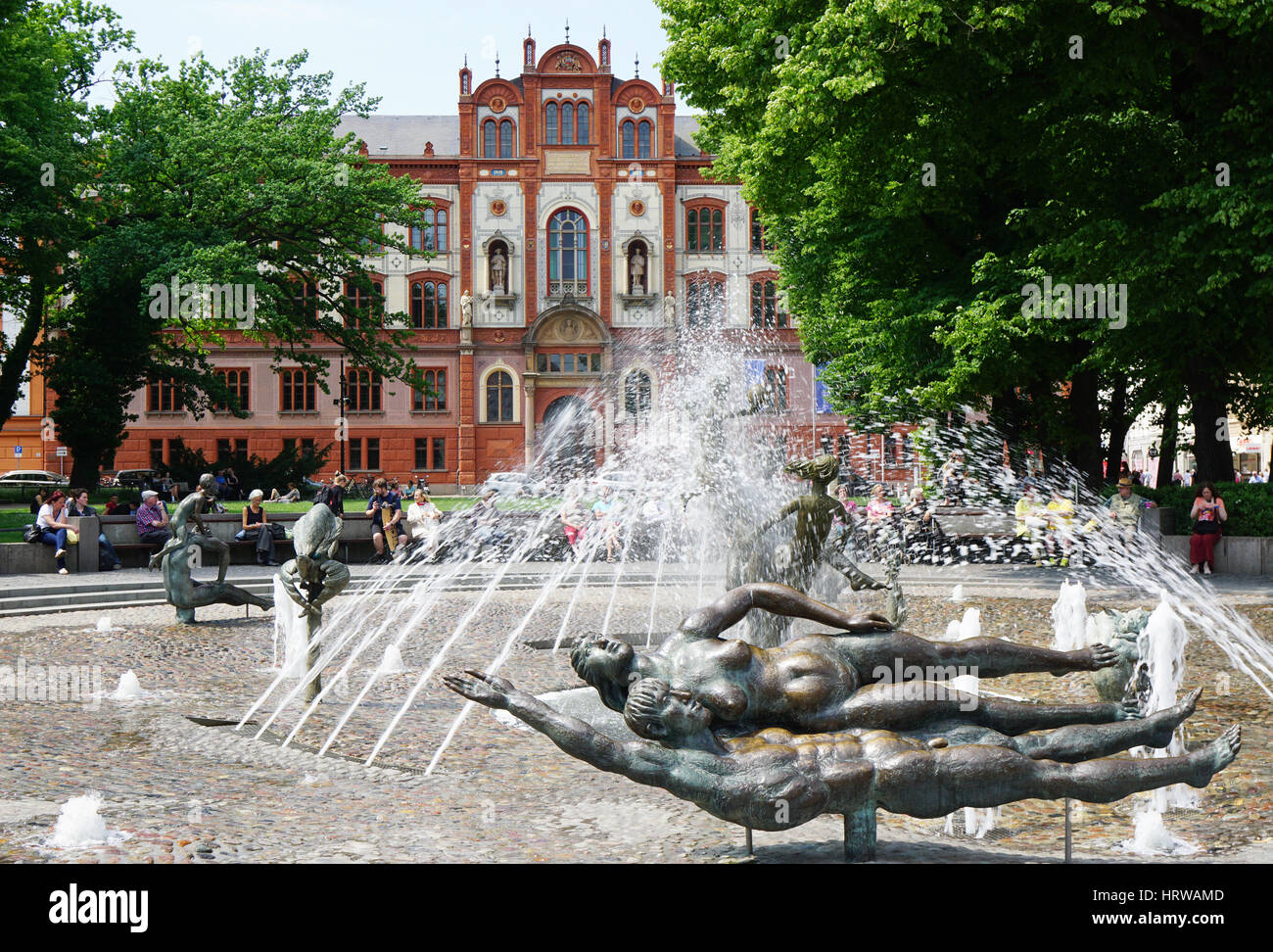Rostock, Deutschland - 30. Mai 2016: Universitätsplatz mit Brunnen von Vitalität und Universitätsgebäude. Universität Rostock, gegründet im Jahre 1419, ist eine Stockfoto