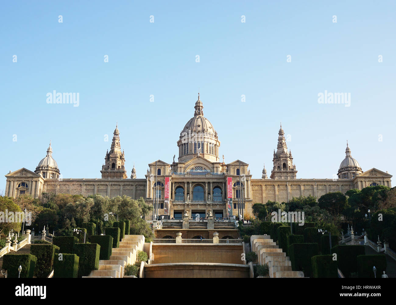Barcelona, Spanien - 29. Februar 2016: Palau Nacional (Nationalpalast) beherbergt heute das Museu Nacional d ' Art de Catalunya (Nationales Kunstmuseum von Katalonien Stockfoto