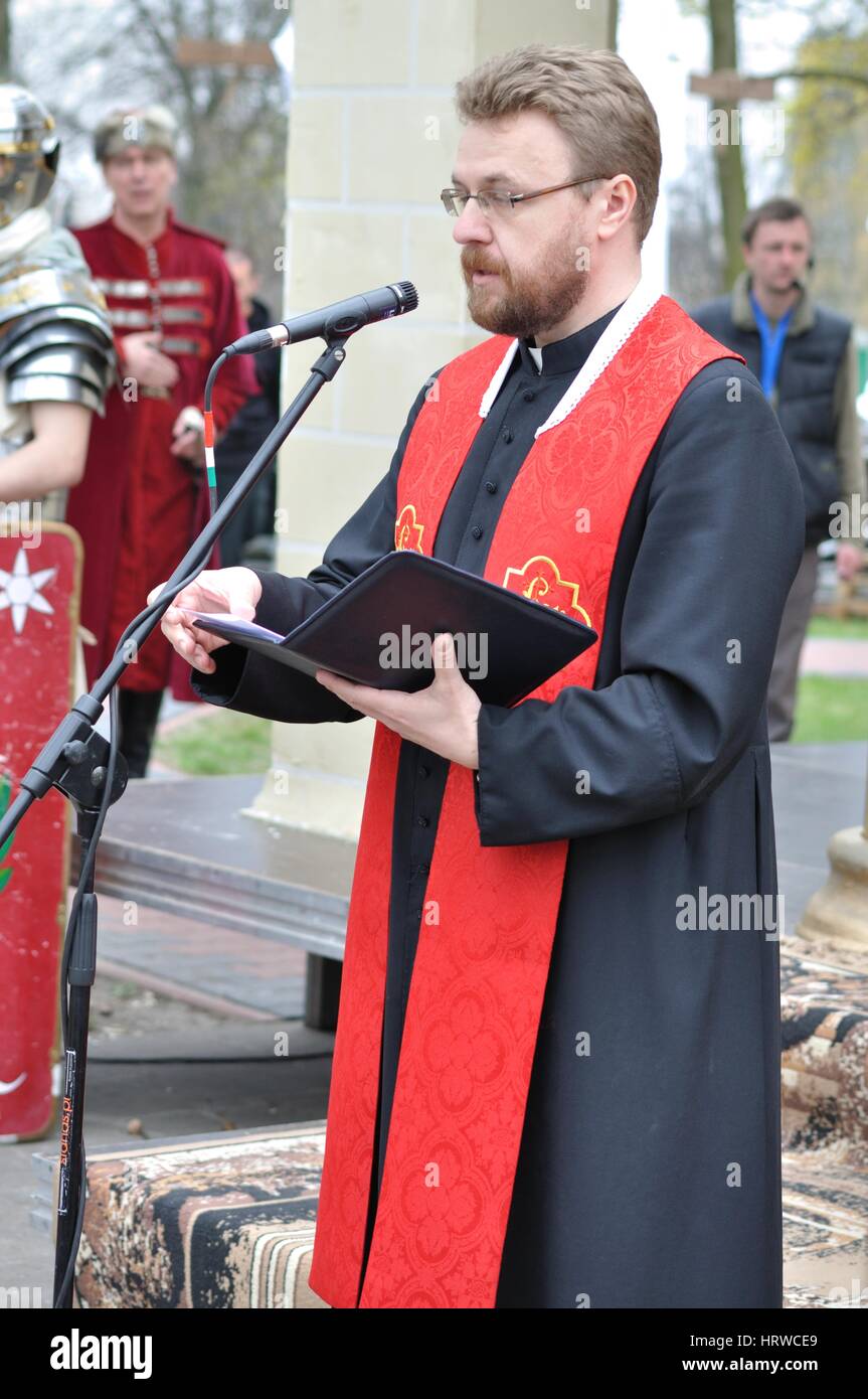 Rede von Fr Wojciech Skora, während das Straßentheater Geheimnis der Passion. Stockfoto