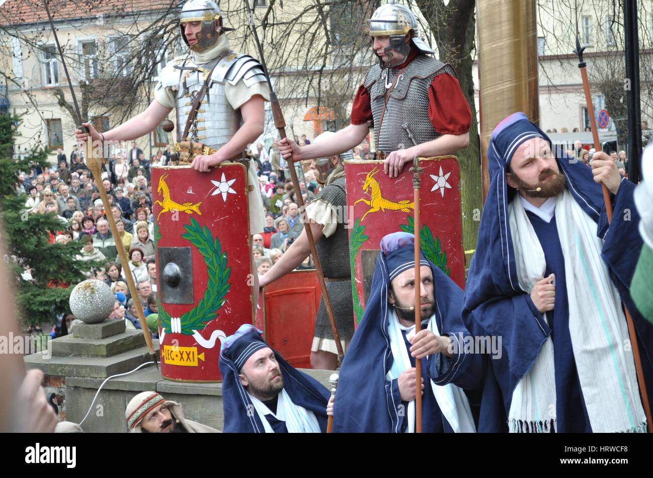 Reenactment der römischen Legionäre und Mitglieder des Sanhedrin, während das Straßentheater Geheimnis der Passion. Stockfoto