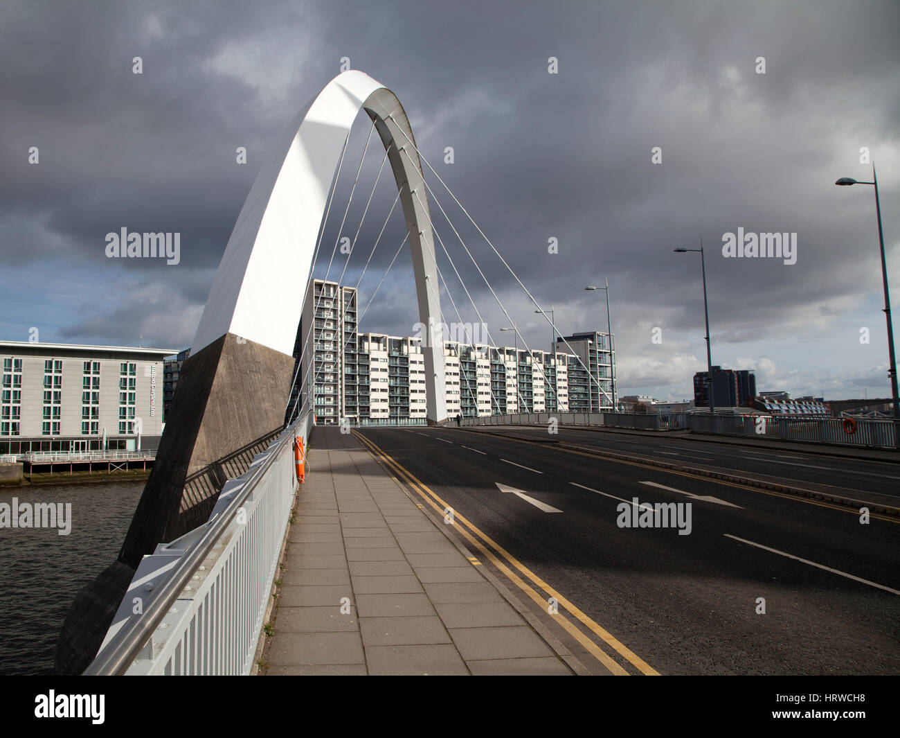 Clyde Arc (lokal bekannt als die Squinty-Brücke), ist eine Straßenbrücke überspannt den Fluss Clyde in Glasgow, Schottland Stockfoto