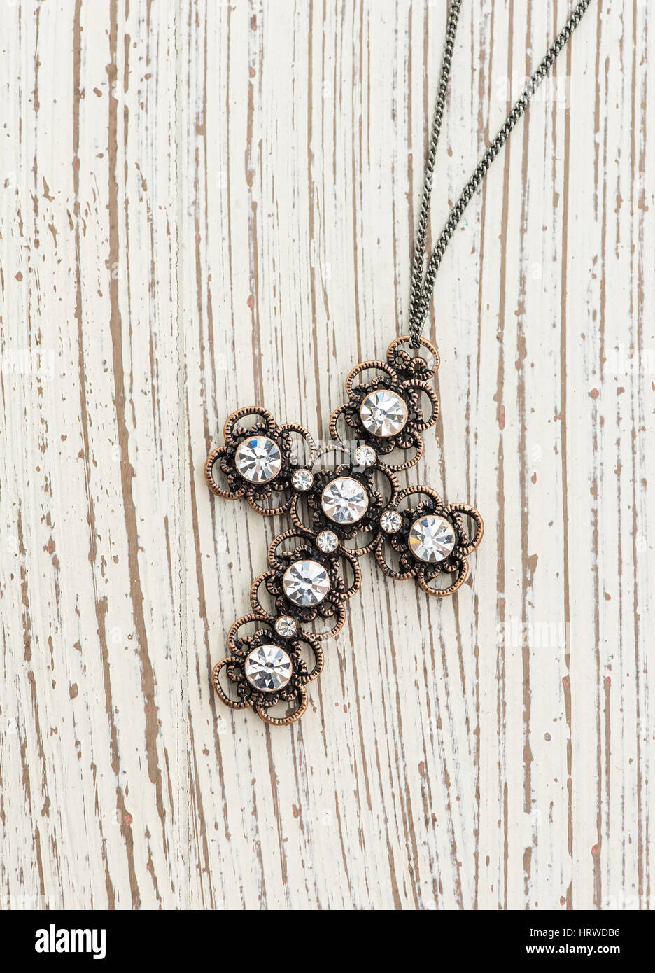 Kreuz-Anhänger auf Holz Hintergrund Stockfoto