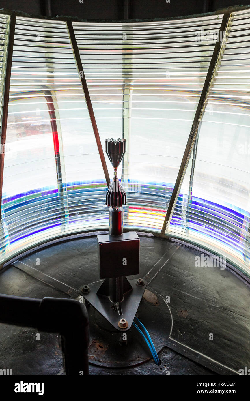 Moderne Leuchtturm-Laterne-Gehäuse mit LED-Licht und Fresnel-Bildschirm. Cromwell Punkt, Valentia Island, County Kerry, Irland Stockfoto