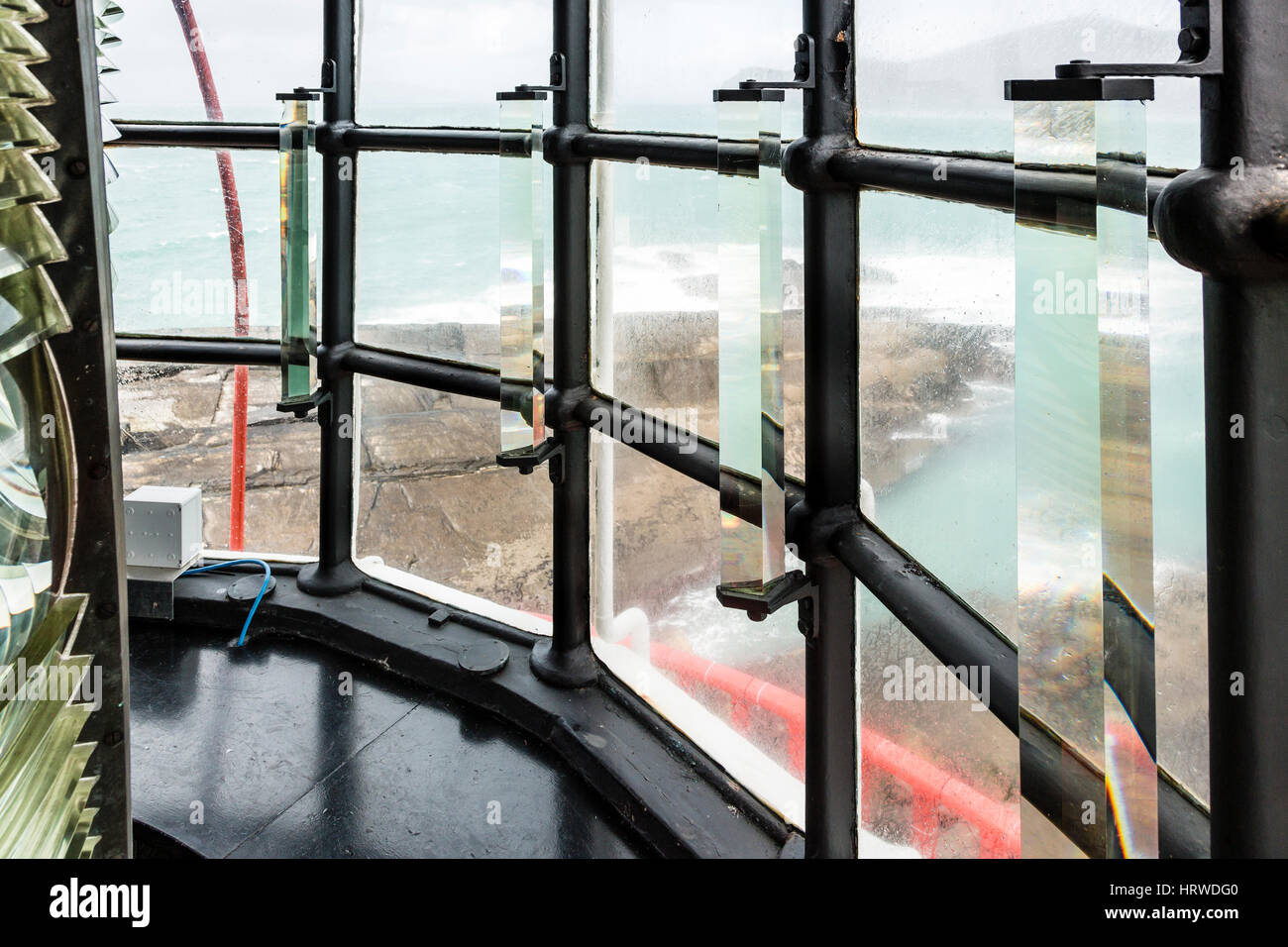 Moderne Leuchtturm-Laterne-Gehäuse mit LED-Licht und Fresnel-Bildschirm. Cromwell Punkt, Valentia Island, County Kerry, Irland Stockfoto