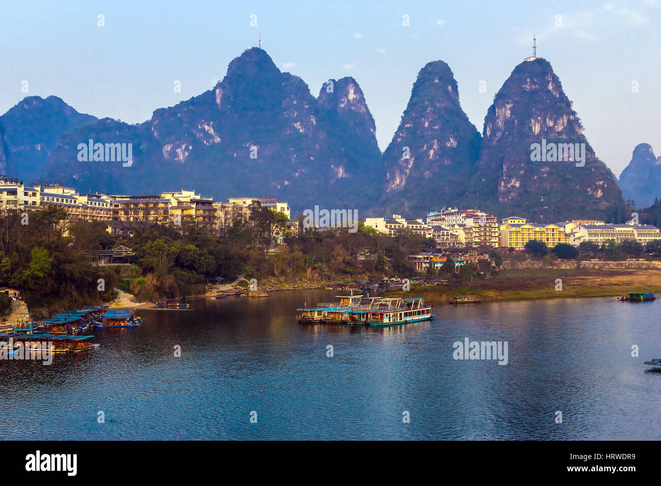 Blick auf Resort Stadt Guilin in Zentralchina mit vielen weißen Gebäuden Boot Peer Fluss und Karstberge auf Hintergrund Stockfoto