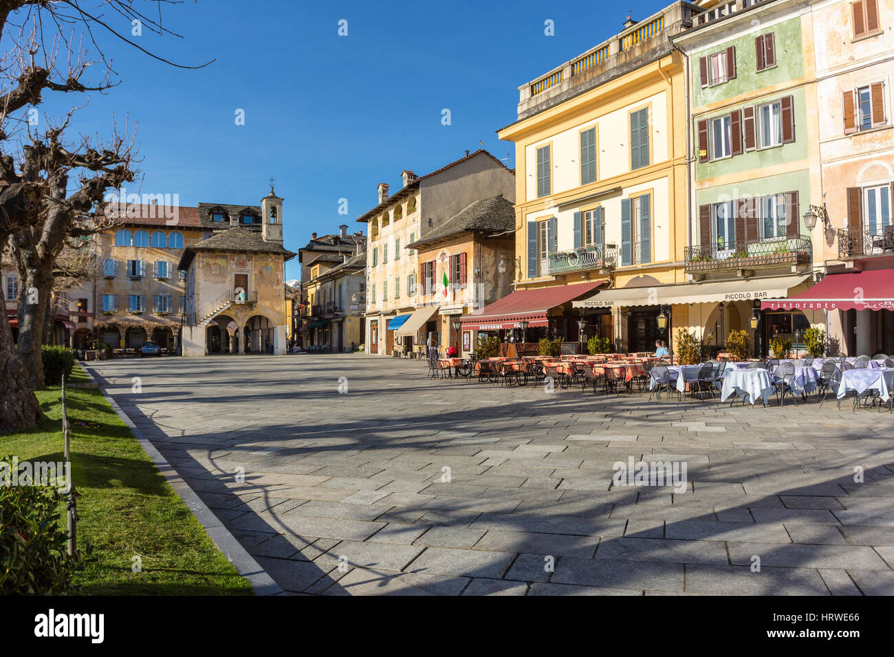 Motta Platz mit Ihren Restaurants in Orta San Giulio Dorf, Lago d ' Orta, Novara, Piemont, Italien Europa anzeigen Stockfoto