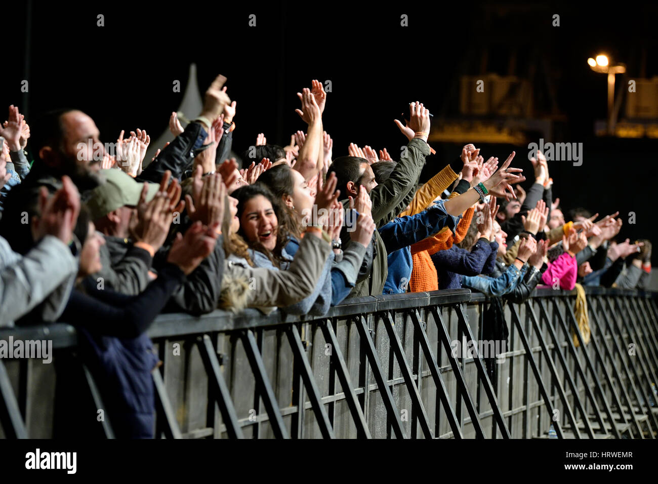 VALENCIA, Spanien - 5 APR: Menschenmenge sehen Sie ein Konzert beim MBC-Fest am 5. April 2015 in Valencia, Spanien. Stockfoto