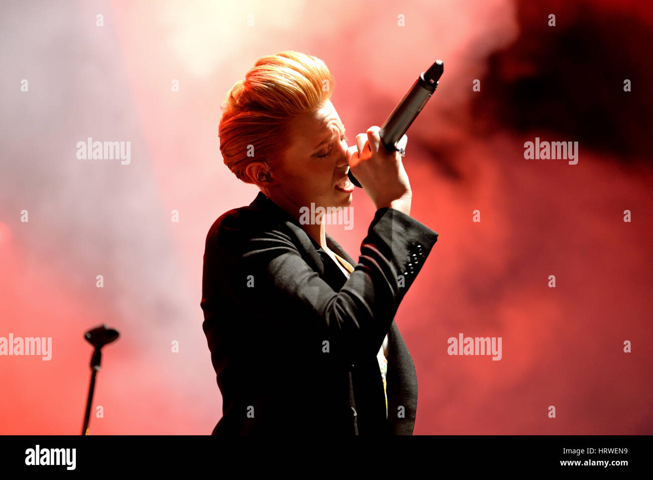 VALENCIA, Spanien - 5 APR: La Roux (Band) führt auf MBC Fest am 5. April 2015 in Valencia, Spanien. Stockfoto