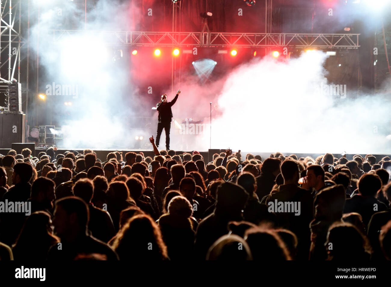 VALENCIA, Spanien - 5 APR: Menschenmenge sehen Sie ein Konzert beim MBC-Fest am 5. April 2015 in Valencia, Spanien. Stockfoto