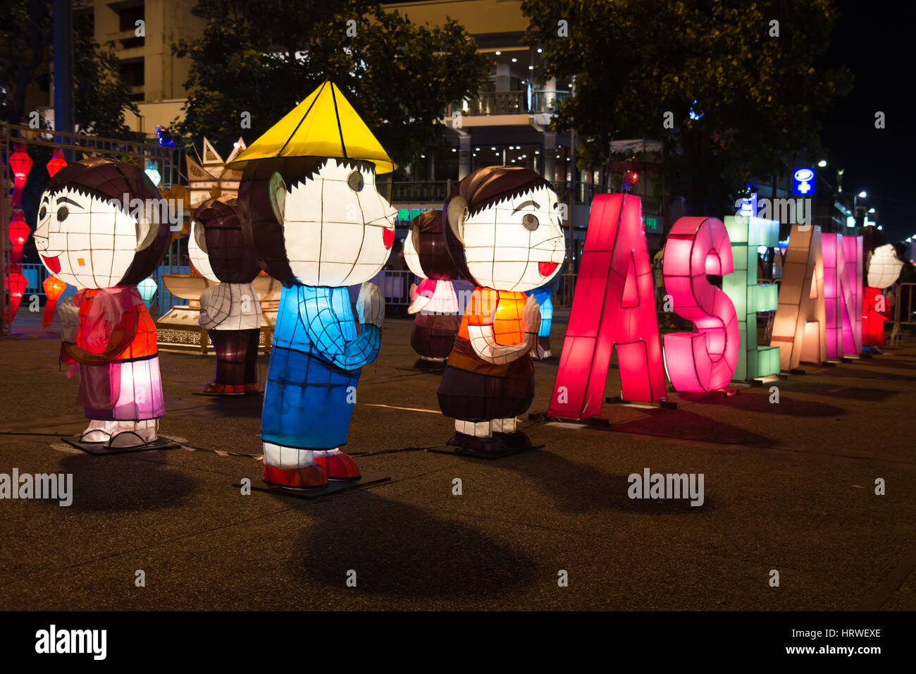 Beleuchtete Figuren mit ASEAN unterzeichnen auf der Straße in Chiang Mai, Thailand Stockfoto