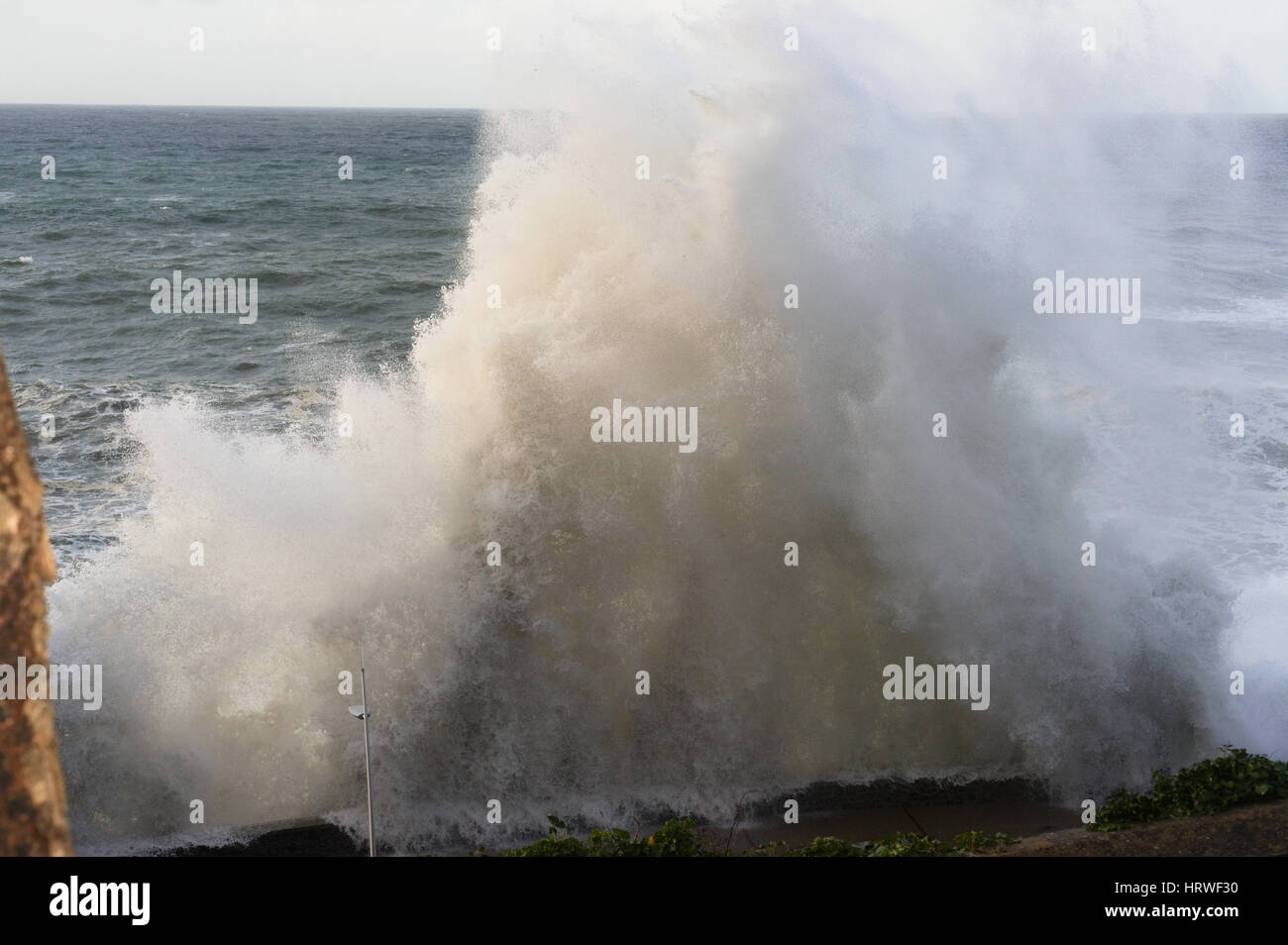 Die Wellen brechen an der Küste in San Sebastian, Spanien. Stockfoto