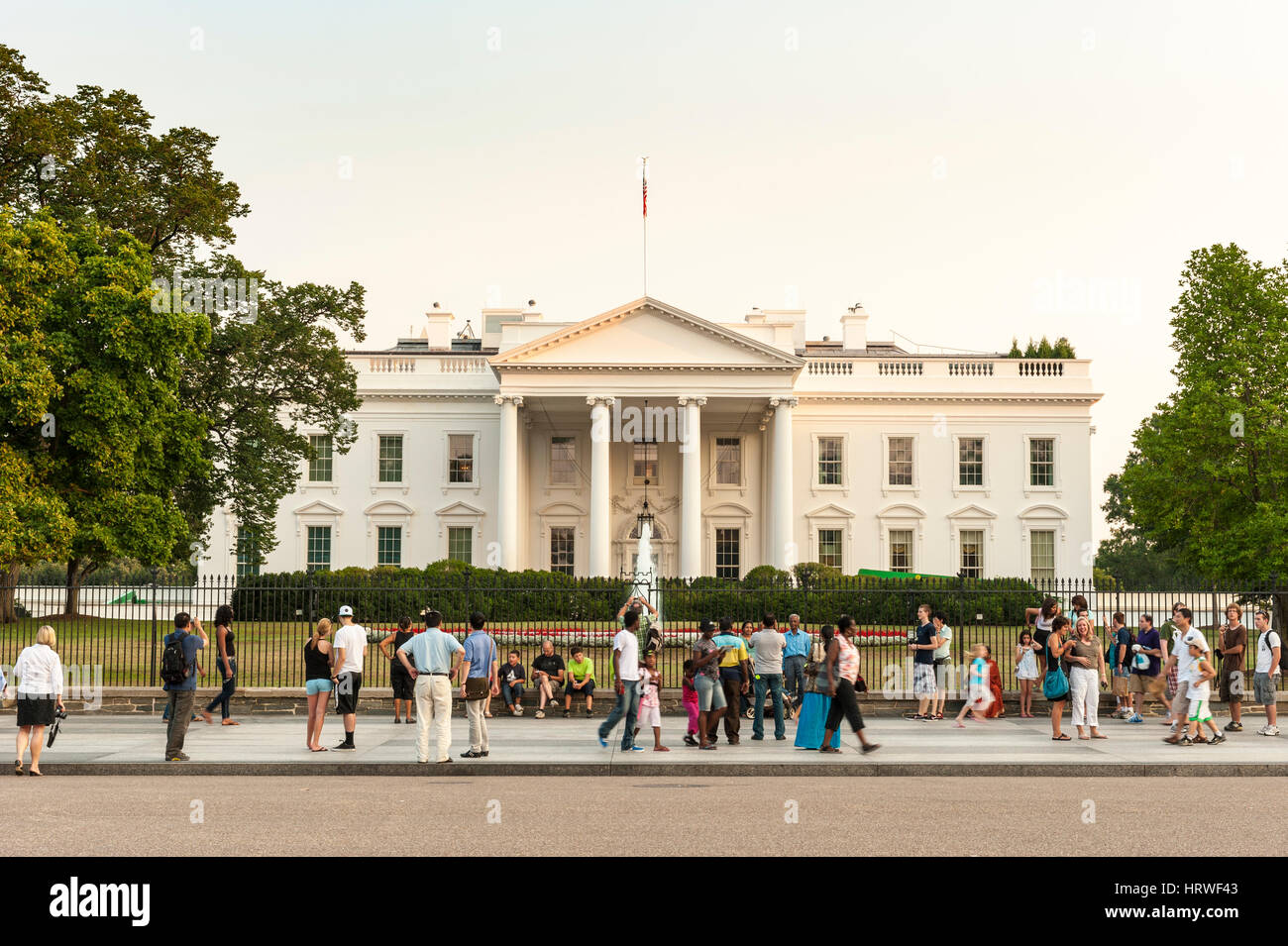 Touristen stehen vor dem weißen Haus in Washington, D.C., USA. Stockfoto