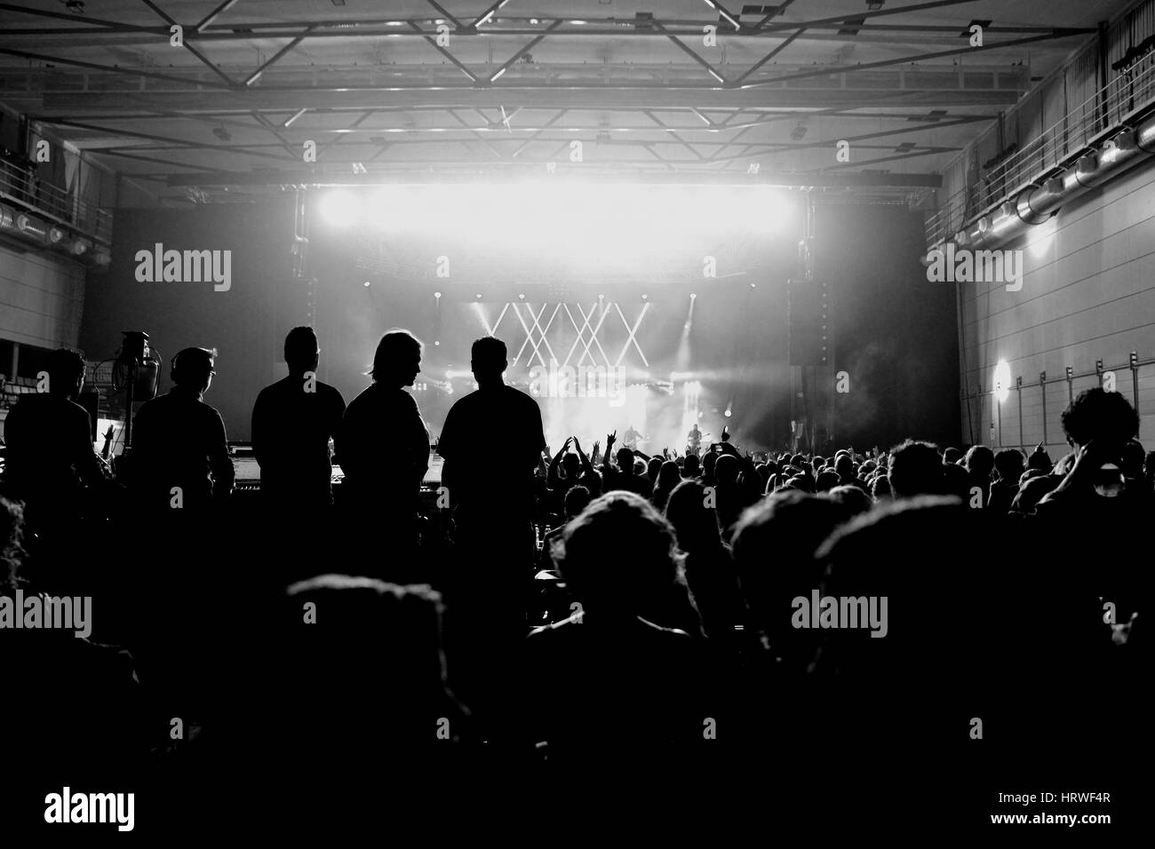 BARCELONA - 24 APR: Menge in einem Konzert in Sant Jordi Club-Bühne am 24. April 2015 in Barcelona, Spanien. Stockfoto