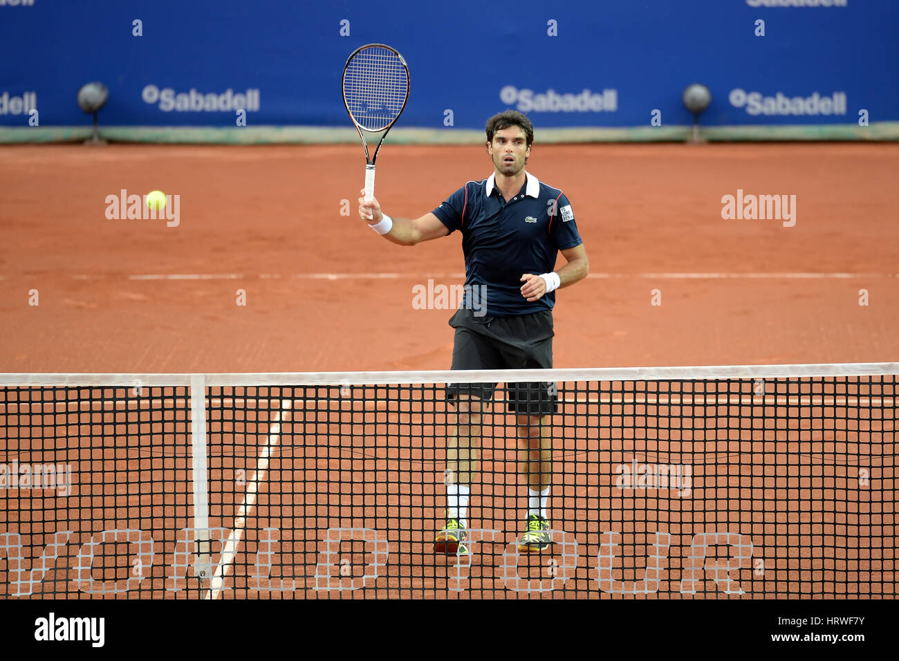 BARCELONA - 24 APR: Pablo Andujar (spanischer Tennisspieler) spielt bei der ATP Barcelona Open Banc Sabadell Conde de Godo-Turnier am 24. April 2015 in Stockfoto