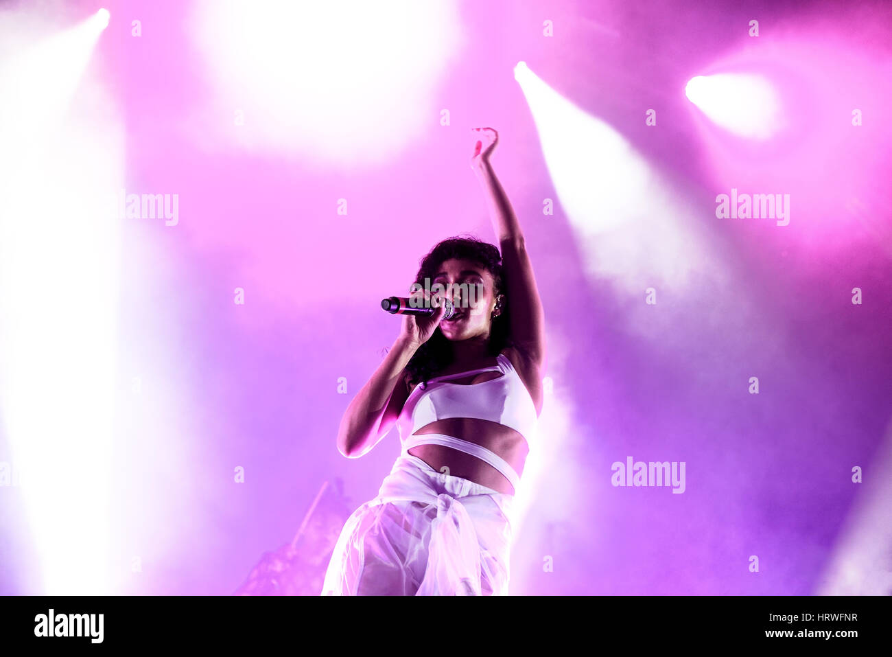 BARCELONA - 20 JUN: FKA Zweige (Band) in Konzert am Sonar Festival am 20. Juni 2015 in Barcelona, Spanien. Stockfoto